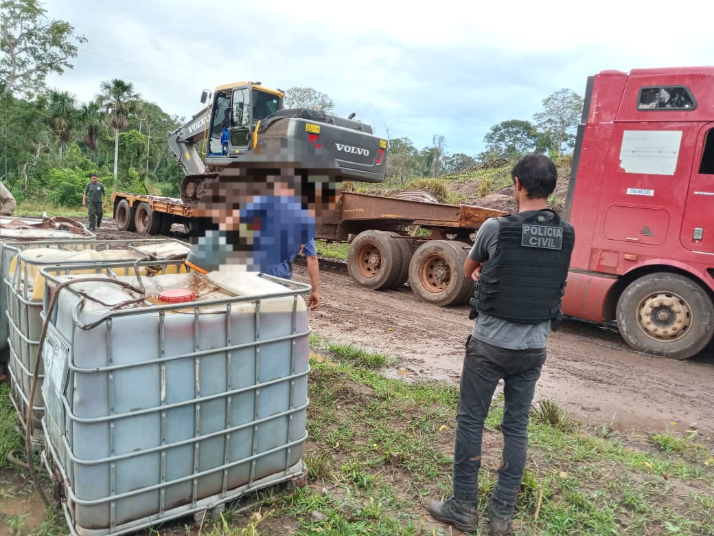 Maquinrio e 3 mil litros de leo so apreendidos em rea de desmatamento ilegal