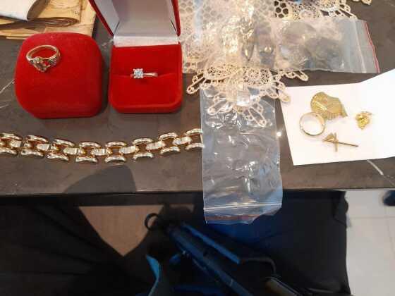 PF cumpre mandados em Cuiab e apreende joias e R$ 115 mil com contrabandista de diamantes