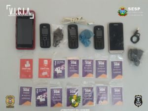 Homem  detido enquanto tentava arremessar drogas, chips e    aparelhos celulares para dentro da Cad