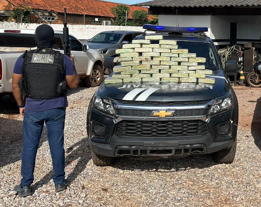 Polcia Civil apreende 44 tabletes de pasta  base em compartimento falso de veculo