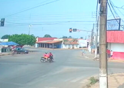 Motos colidem no cruzamento da Praa da Feira por no respeitar sinal amarelo