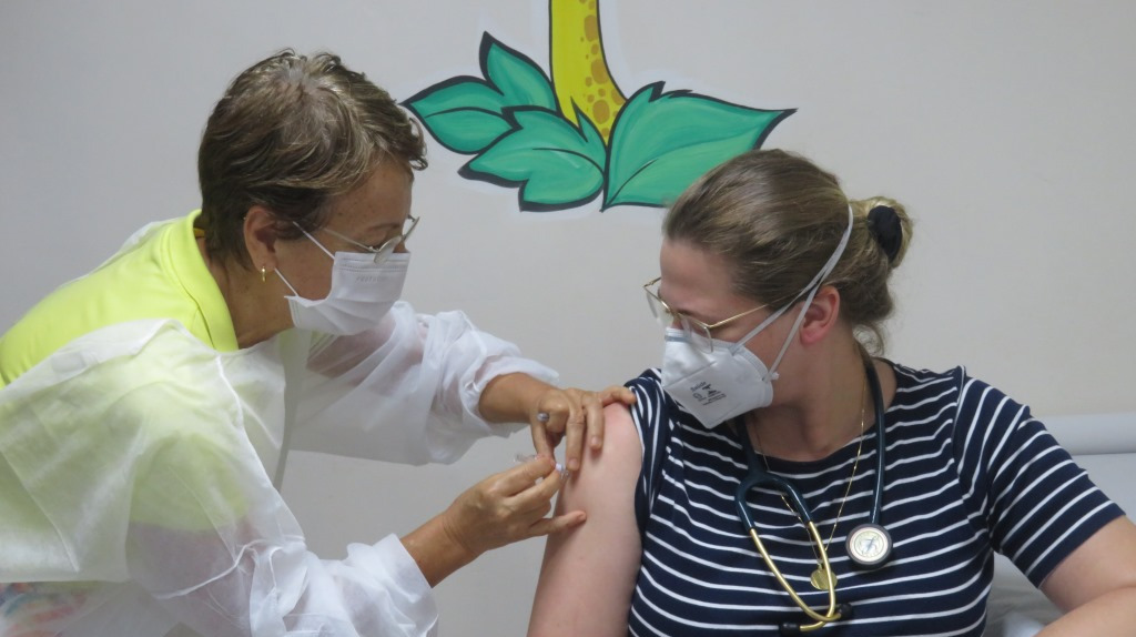 Vacina Coronavac comea a  ser testada em Mato Grosso