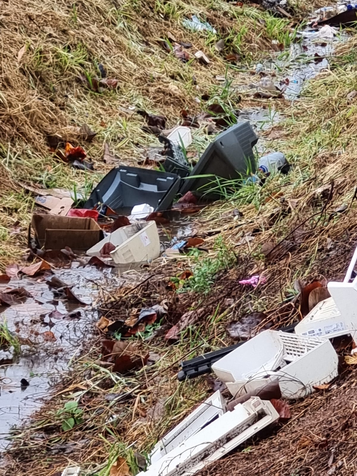 Com chuva de quarta-feira (13) prefeitura constata descarte irregular de lixo em canais, crregos e