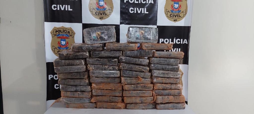 Polcia Civil prende cinco pessoas com 42 quilos de pasta base de cocana na regio de fronteira