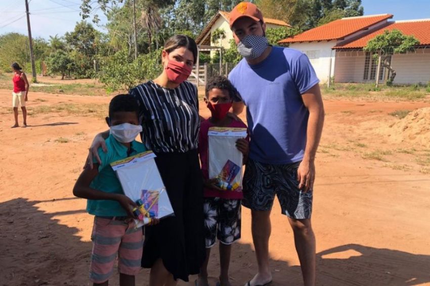 Artista cacerense distribui kits de pintura a  crianas de comunidades em Mato Grosso