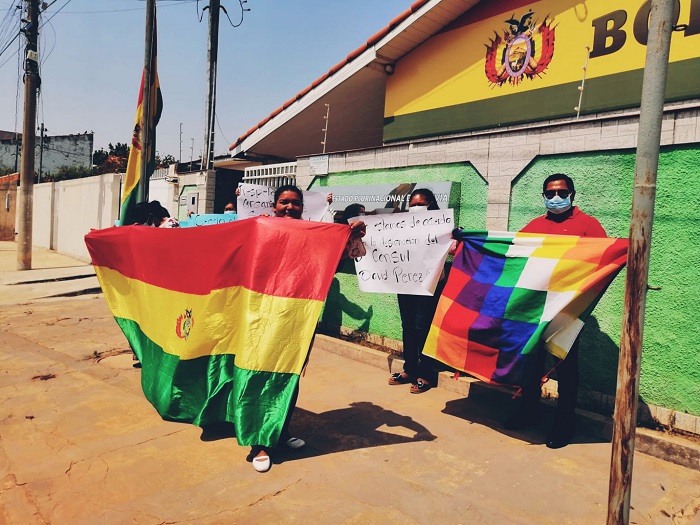 Bolivianos que manifestavam contra nomeao  de cnsul em Cceres foram retirados pela polcia