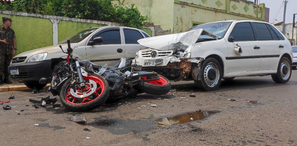 Acidente entre carro e moto deixa vtima ferida na Costa Marques