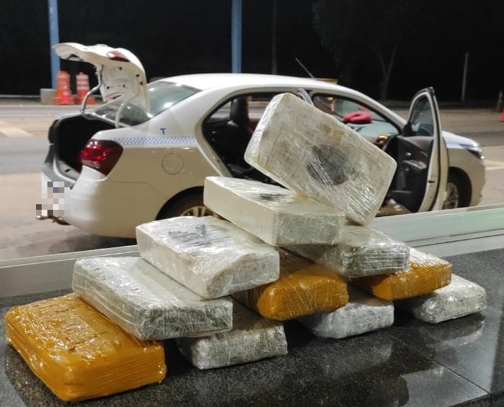 Fora-tarefa com ces farejadores do Gefron localiza 11 tabletes de drogas com passageiro de txi